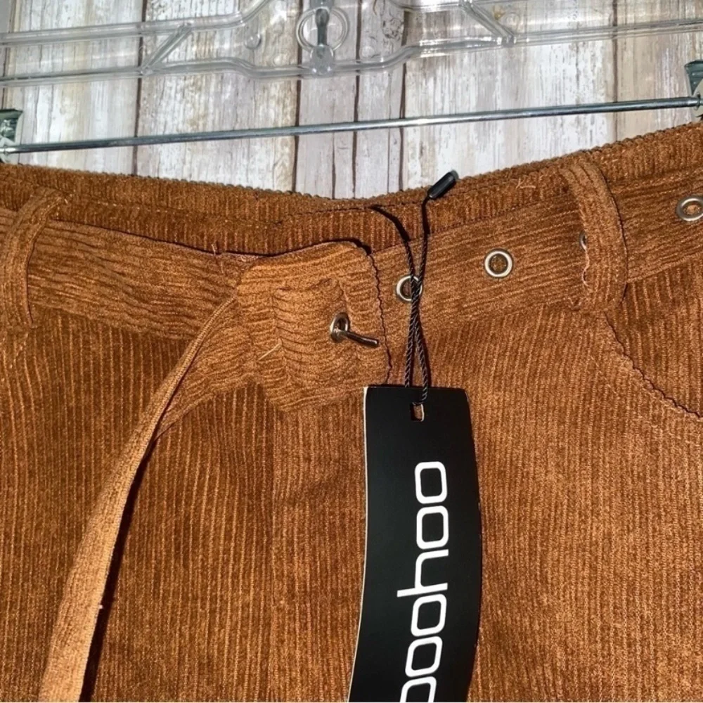 NWT Boohoo Chunky Cord Belted Turn Up Shorts In Chocolate - Picture 2 of 5